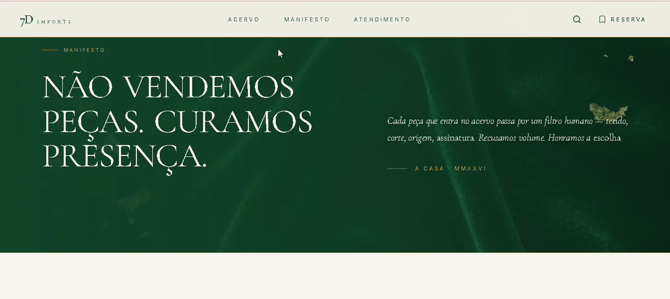 Página de manifesto do catálogo, com título em versalete branco sobre fundo verde profundo e texto de curadoria ao lado.